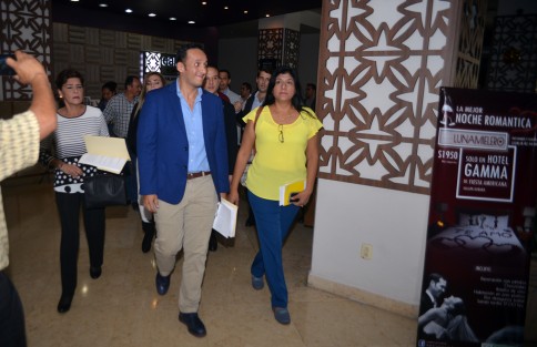 Con un retraso de 45 minutos y con fallas de sonido se llevó a cabo en conocido hotel de la ciudad de Xalapa la reunión de la Jucopo con tan solo algunos integrantes.