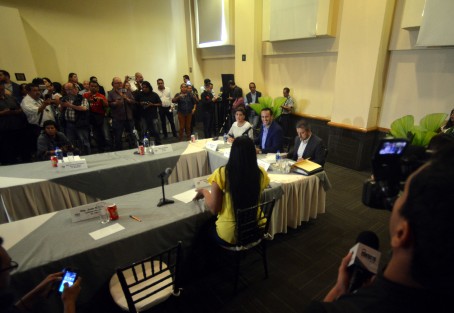 Con un retraso de 45 minutos y con fallas de sonido se llevó a cabo en conocido hotel de la ciudad de Xalapa la reunión de la Jucopo con tan solo algunos integrantes.