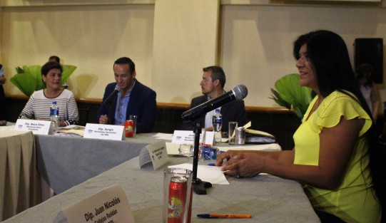Aspectos dela reunión de la Junta de Coordinación Política fuera del recinto oficial por la toma del Palacio Legislativo. 