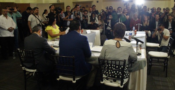 Aspectos dela reunión de la Junta de Coordinación Política fuera del recinto oficial por la toma del Palacio Legislativo. 