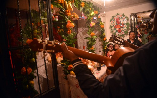 En el municipio de Naolinco se llevó a cabo la tradicional noche de La Cantada, misma que consiste en visitar las casas donde se han elaborado los altares y entonar allí los cantos de alabanzas. 