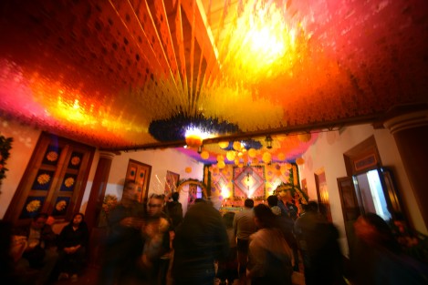 En el municipio de Naolinco se llevó a cabo la tradicional noche de La Cantada, misma que consiste en visitar las casas donde se han elaborado los altares y entonar allí los cantos de alabanzas. 