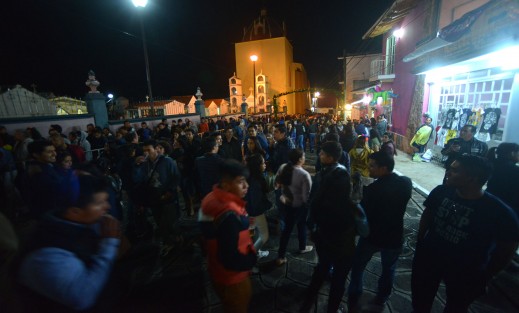 En el municipio de Naolinco se llevó a cabo la tradicional noche de La Cantada, misma que consiste en visitar las casas donde se han elaborado los altares y entonar allí los cantos de alabanzas. 