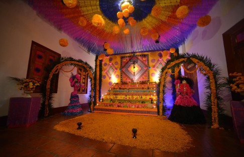 Cientos de visitantes se dan citan para visitar el panteón del lugar así como la casa de cultura y el municipio que son adornados con motivos de días de muertos.  