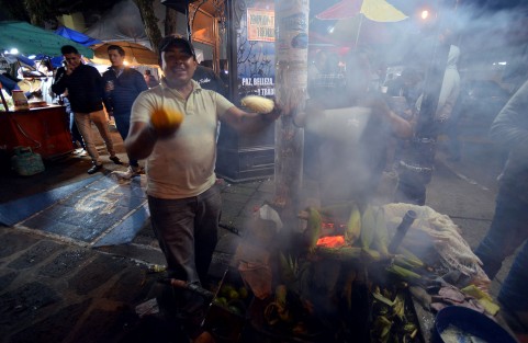 En el municipio de Naolinco se llevó a cabo la tradicional noche de La Cantada, misma que consiste en visitar las casas donde se han elaborado los altares y entonar allí los cantos de alabanzas. 