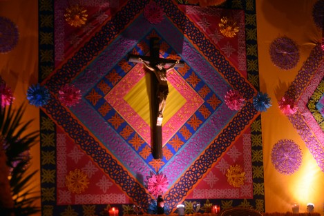 En el municipio de Naolinco se llevó a cabo la tradicional noche de La Cantada, misma que consiste en visitar las casas donde se han elaborado los altares y entonar allí los cantos de alabanzas. 