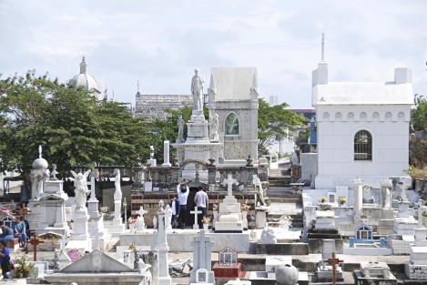 En el Panteón Particular de Veracruz se encuentran enterradas las familias de abolengo de esta ciudad. Este día, decenas de familias acudieron para convivir con sus muertos.