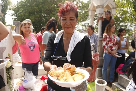 En el Panteón Particular se encuentran enterradas las familias de abolengo de la ciudad de Veracruz. Este día, decenas de familias acudieron para convivir con sus muertos.