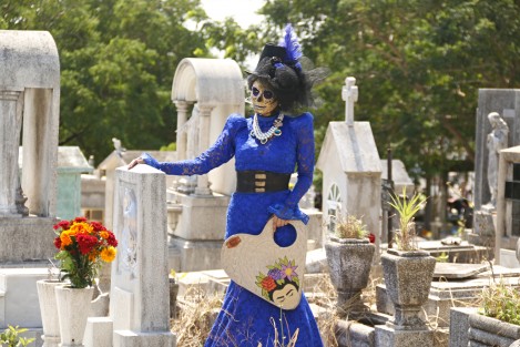 En el Panteón Particular se encuentran enterradas las familias de abolengo de la ciudad de Veracruz. Este día, decenas de familias acudieron para convivir con sus muertos.