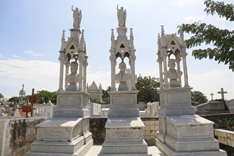 En el Panteón Particular se encuentran enterradas las familias de abolengo de la ciudad de Veracruz. Este día, decenas de familias acudieron para convivir con sus muertos.