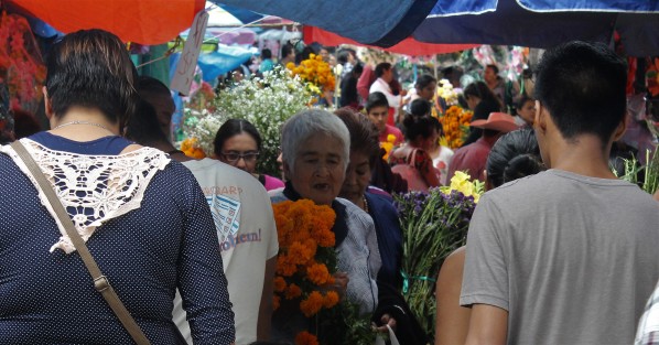 No se pierde la tradición de visitar los panteones el 2 de Noviembre, día de los Fieles Difuntos. En Xalapa las familias acudieron temprano, antes de que se desatara la lluvia.