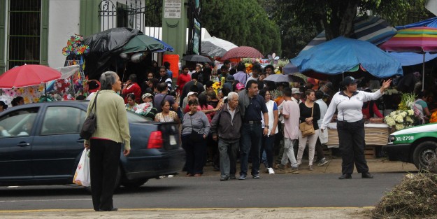 No se pierde la tradición de visitar los panteones el 2 de Noviembre, día de los Fieles Difuntos. En Xalapa las familias acudieron temprano, antes de que se desatara la lluvia.