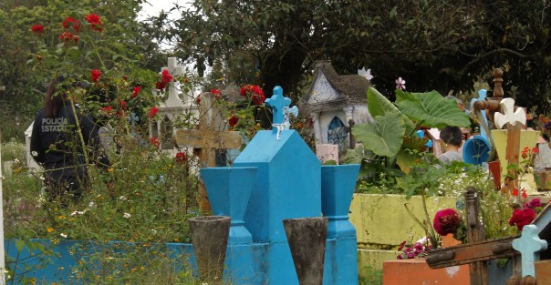 No se pierde la tradición de visitar los panteones el 2 de Noviembre, día de los Fieles Difuntos. En Xalapa las familias acudieron temprano, antes de que se desatara la lluvia.