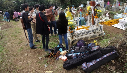 Los músicos con sus serenatas y el personal de las corporaciones de vigilancia y seguridad no faltaron en los panteones.