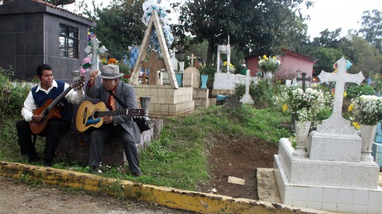 Los músicos con sus serenatas y el personal de las corporaciones de vigilancia y seguridad no faltaron en los panteones.