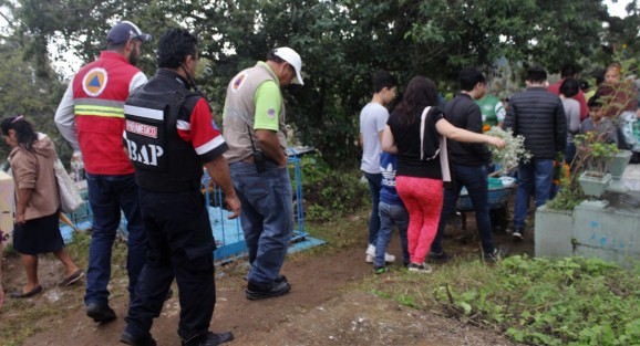 Los músicos con sus serenatas y el personal de las corporaciones de vigilancia y seguridad no faltaron en los panteones.