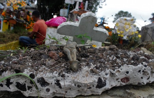 Tumbas olvidadas, y los que no olvidan a pesar de la muerte. 