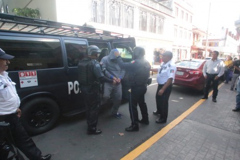  Este sábado fueron presentados ante un juez de control, seis policías municipales de Orizaba, los cuales presuntamente están involucrados en el asesinato de los hermanos Ernesto y Román Pérez González.  