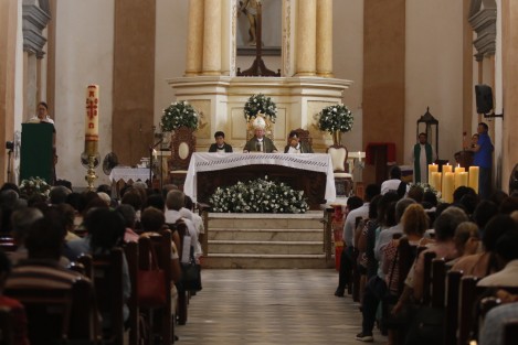 El obispo de Veracruz, Luis Felipe Gallardo Martín del Campo, ofició la eucaristía dominical en memoria de personas desaparecidas. A la misa, que se realizó en la Catedral de Nuestra Señora de la Asunción, asistieron integrantes del Colectivo Solecito Veracruzano. 