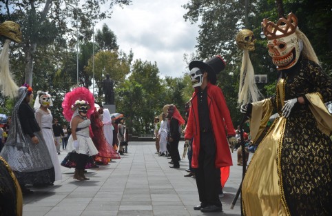 Danzantes de la región de Tantoyuca fueron invitados por el ayuntamiento de Xalapa para mostrar un poco de las tradiciones que se viven en aquel lugar , para los que no pudieron salir de la ciudad.