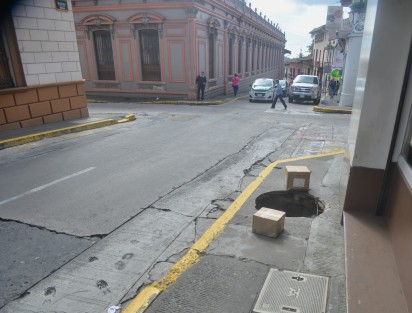 En la esquina de las calles Juárez y Revolución, una tapa de registro de la CFE se hundió  y representa un peligro para los que ahí transitan.