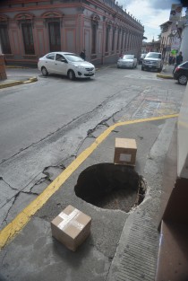 En la esquina de las calles Juárez y Revolución, una tapa de registro de la CFE se hundió  y representa un peligro para los que ahí transitan.