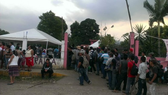 Los 500 Centroamericanos que se quedaron a dormir en Córdoba y Amatlán iniciaron su salida hacia hacia Puebla.