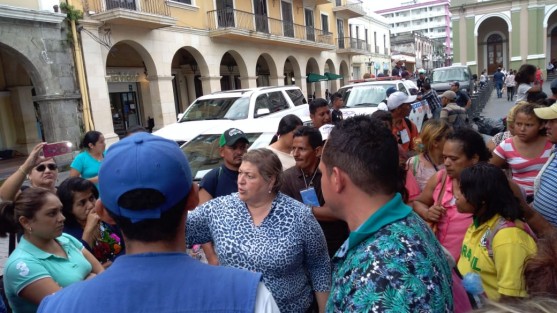 Caravanas de vehículos han llegado hasta los albergues y en Rancho Trejo con ayuda humanitaria para entregársela a los centroamericanos, quienes se forman para obtener una prenda que vestir, unos zapatos, agua o algo de comida.