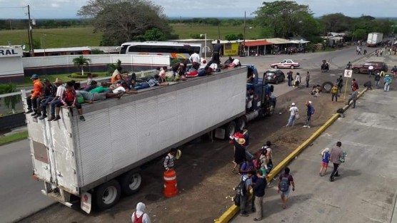 Sobre la carretera federal Veracruz-Córdoba a la altura de la comunidad Rancho Trejo, migrantes colectan monedas y piden raid a unidades de carga y camionetas para poder cruzar hacia el vecino estado poblano. 