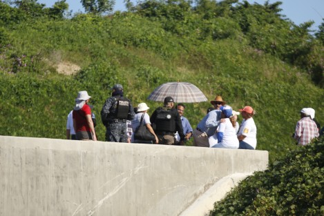 Después de 2 años de iniciar las gestiones para ingresar a los terrenos del kilómetro 13.5 en busca de fosas clandestinas, este día los integrantes de algunos colectivos pasaron acompañados de elementos de la PGR y Derechos Humanos.  