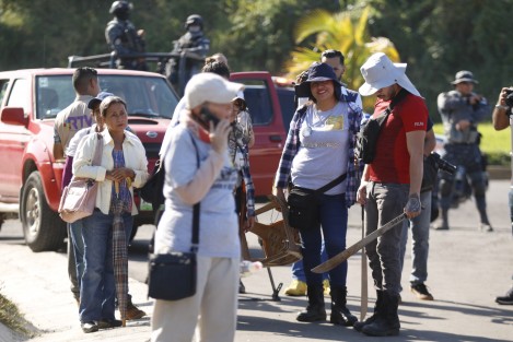 Después de 2 años de iniciar las gestiones para ingresar a los terrenos del kilómetro 13.5 en busca de fosas clandestinas, este día los integrantes de algunos colectivos pasaron acompañados de elementos de la PGR y Derechos Humanos.  