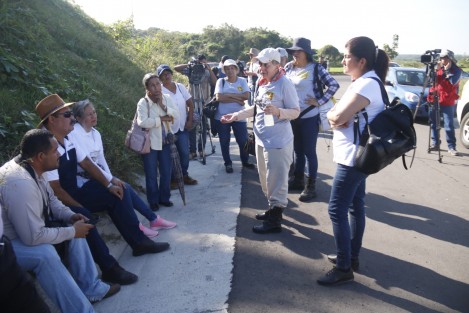 Después de 2 años de iniciar las gestiones para ingresar a los terrenos del kilómetro 13.5 en busca de fosas clandestinas, este día los integrantes de algunos colectivos pasaron acompañados de elementos de la PGR y Derechos Humanos.  