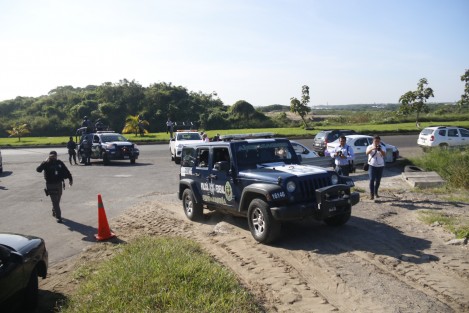 Después de 2 años de iniciar las gestiones para ingresar a los terrenos del kilómetro 13.5 en busca de fosas clandestinas, este día los integrantes de algunos colectivos pasaron acompañados de elementos de la PGR y Derechos Humanos.  