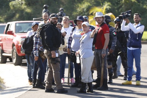 Después de 2 años de iniciar las gestiones para ingresar a los terrenos del kilómetro 13.5 en busca de fosas clandestinas, este día los integrantes de algunos colectivos pasaron acompañados de elementos de la PGR y Derechos Humanos.  
