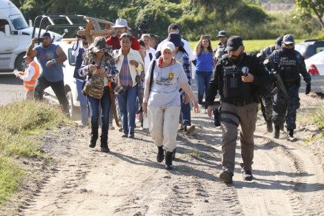 Después de 2 años de iniciar las gestiones para ingresar a los terrenos del kilómetro 13.5 en busca de fosas clandestinas, este día los integrantes de algunos colectivos pasaron acompañados de elementos de la PGR y Derechos Humanos.  