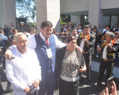 Diputados electos, federales, alcaldes y distintos personajes de la política se dieron cita en la sesión solemne de la XLV legislatura.