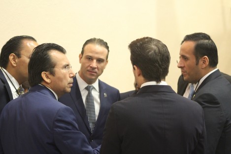 Panistas rodean a Gonzalo, previo a la instalación de la nueva Legislatura. 