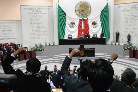 Durante la sesión de instalación de la LXV Legislatura de Veracruz se realizó una protesta por los asesinados en Orizaba.