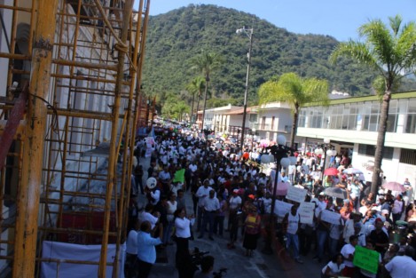 Miles de indignados, apoyaron la mañana de este lunes, la exigencia de justicia del profesor Román Pérez, de diferentes puntos de la región arribaron a Orizaba, para marchar y exigir alto a la prepotencia de la policía. 