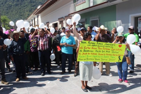 Miles de indignados, apoyaron la mañana de este lunes, la exigencia de justicia del profesor Román Pérez, de diferentes puntos de la región arribaron a Orizaba, para marchar y exigir alto a la prepotencia de la policía.