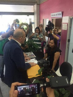 Esta mañana en el Congreso del Estado, la Organización Nacional Anticorrupción (ONEA) presentó una solicitud de Juicio Político contra el actual Fiscal General del Estado de Veracruz, Jorge Winckler Ortiz, en voz de su Director Ejecutivo, Iván Gidi Blanchet