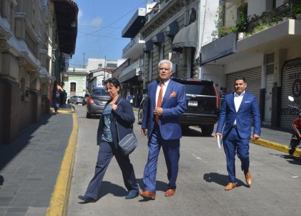 El abogado Jorge Reyes Peralta acudió a la Comisión Estatal de Derechos Humanos en representación de Aguirre Garza, quien se encuentra recluido en el penal de Pacho Viejo, y quien a decir de su esposa y el abogado, ha sufrido tortura sicológica y física en aquel lugar.