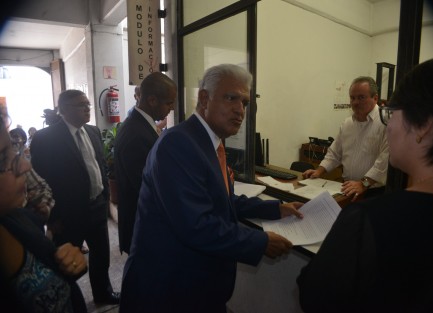 El abogado Jorge Reyes Peralta acudió a la Comisión Estatal de Derechos Humanos en representación de Aguirre Garza, quien se encuentra recluido en el penal de Pacho Viejo, y quien a decir de su esposa y el abogado, ha sufrido tortura sicológica y física en aquel lugar.