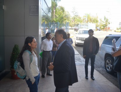 Y mientras a los migrantes los deja a su suerte sin camiones en su paso por #Veracruz, el gobernador @YoconYunes ya fue a renovar su pasaporte en la delegación de @SRE_mx en #Xalapa.  