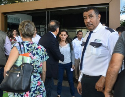 Y mientras a los migrantes los deja a su suerte sin camiones en su paso por #Veracruz, el gobernador @YoconYunes ya fue a renovar su pasaporte en la delegación de @SRE_mx en #Xalapa.  