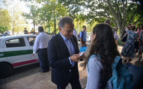 Y mientras a los migrantes los deja a su suerte sin camiones en su paso por #Veracruz, el gobernador @YoconYunes ya fue a renovar su pasaporte en la delegación de @SRE_mx en #Xalapa.  