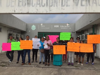 Explicaron que algunos grupos solo reciben una vez a la semana ciertas materias debido a la carencia de catedráticos y al final del curso los adolescentes no habrán adquirido los conocimientos pertinentes. 