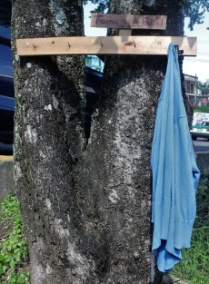  Así se apoya vecinos para la temporada de frío, Tómalo si lo necesitas. Ropa para indigentes de uso pero en buen estado. ¡Bien por estos vecinos!