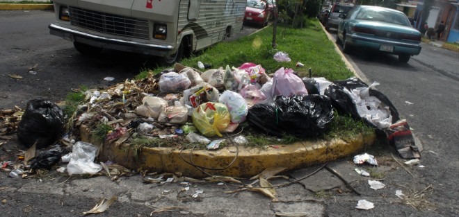 Será difícil que algunos xalapeños contribuyan algún día a la separación de desechos para disminuir la basura, cuando ni siquiera respetan espacios y horarios de recolección. Papás eduquen a sus hijos, que de grande ya no se componen. 
