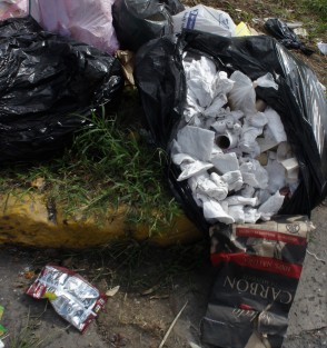 Será difícil que algunos xalapeños contribuyan algún día a la separación de desechos para disminuir la basura, cuando ni siquiera respetan espacios y horarios de recolección. Papás eduquen a sus hijos, que de grande ya no se componen. 